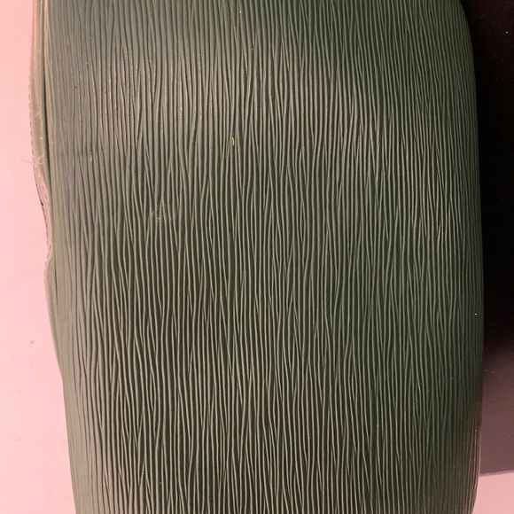 Louis Vuitton epi bicolor bag and green pouch. Good used condition. AR0995 - Picture 12 of 16